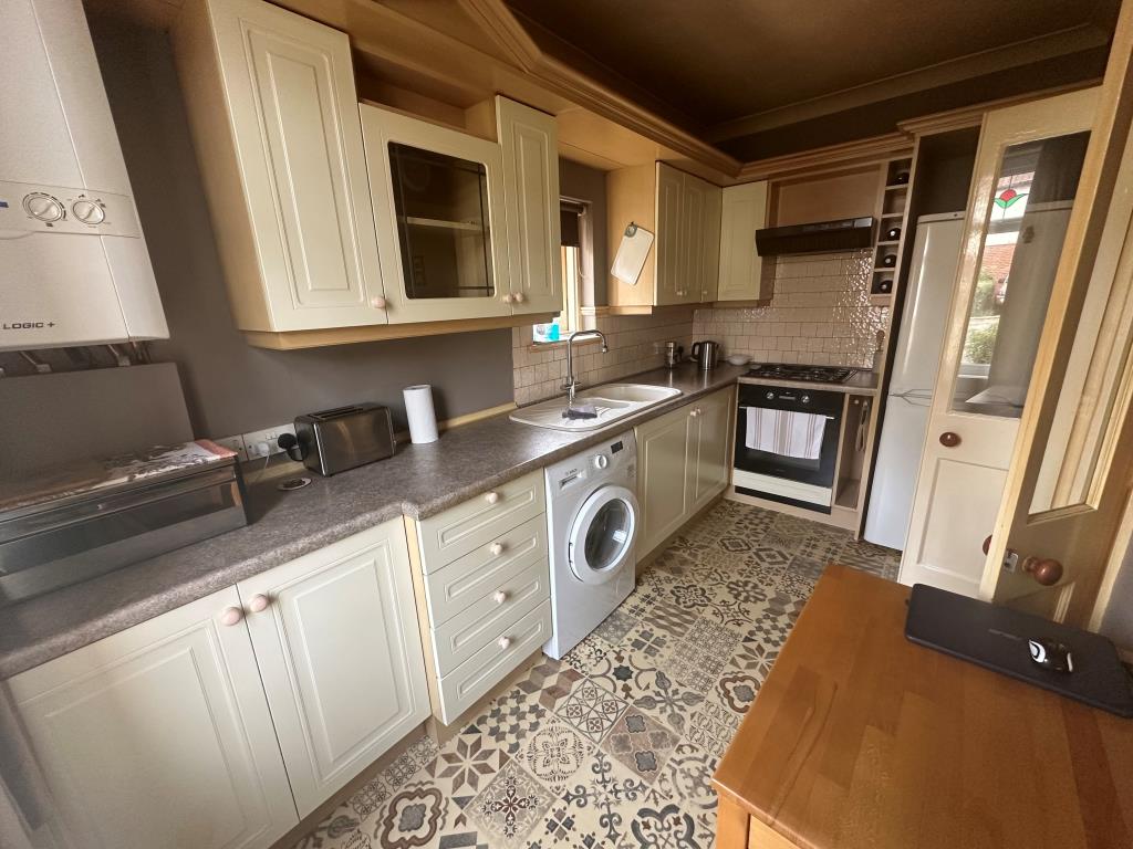 Lot: 41 - DETACHED BUNGALOW WITH LARGE GARDEN - Kitchen
